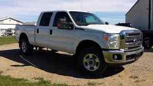 ** Ford F-350 xlt fx4 Crew cab, Financing! Trades?