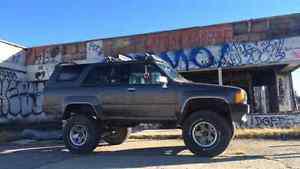 Toyota sr5 4runner 4x4 manuel with big lift and new 33 tire