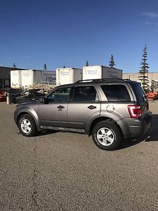 LOW KMS  FORD ESCAPE XLT ALL WHEEL DRIVE