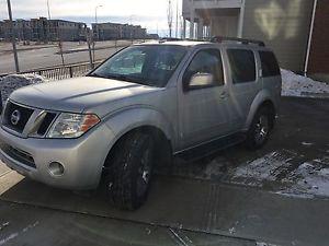  Nissan Pathfinder Silver Edition LE, Top of the line!