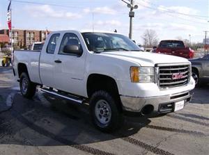  GMC Sierra  EXTENDED CAB 4X4 SITS RIGHT UP !!!!!
