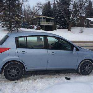  Nissan Versa Hatchback (Winter tires, low km)