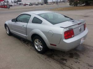  Ford Mustang Base Coupe (2 door)