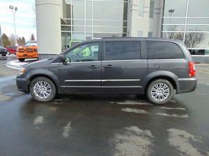  Chrysler Town & Country Touring-L