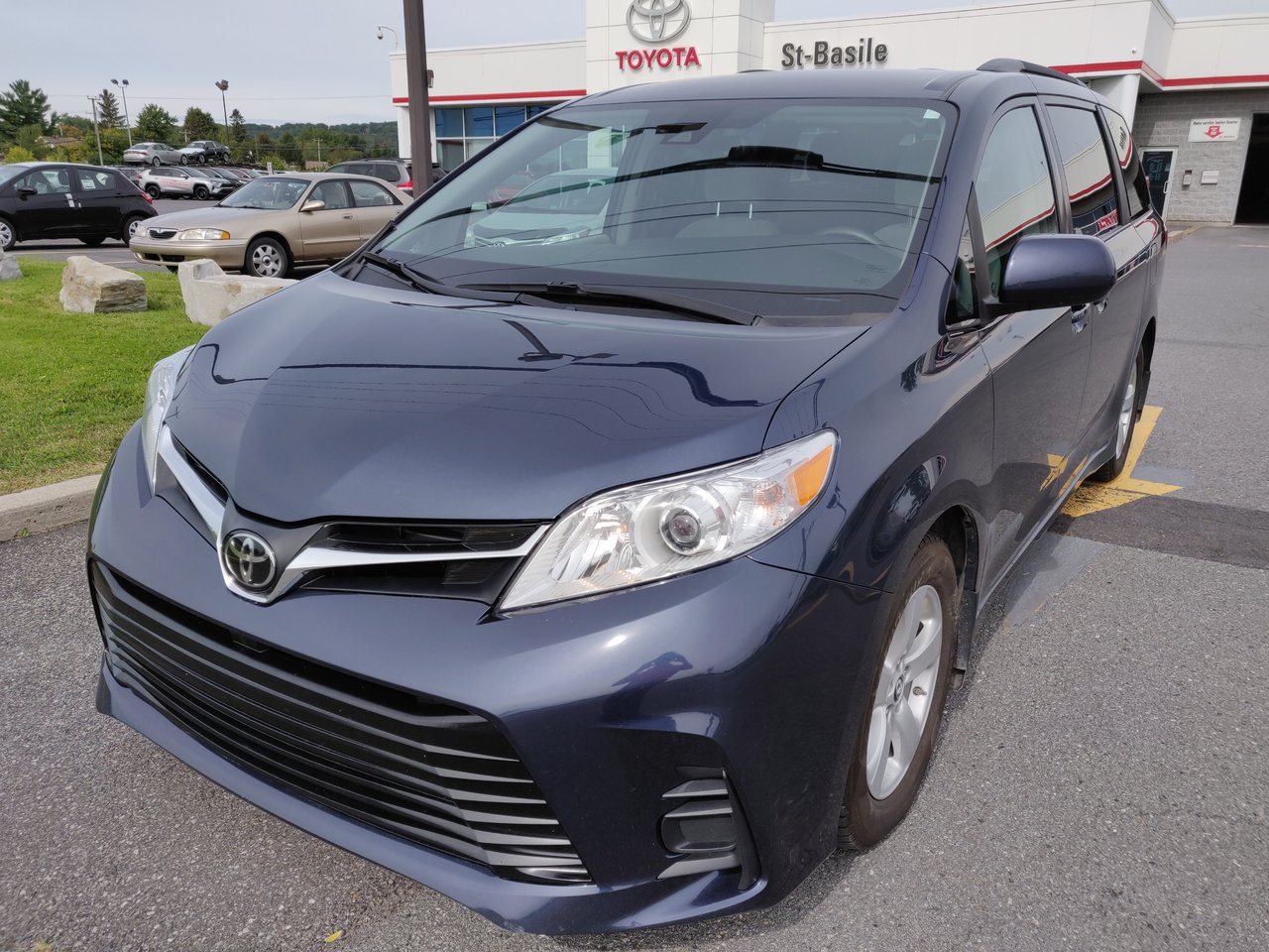  Toyota Sienna LE V6 8 PASSAGERS